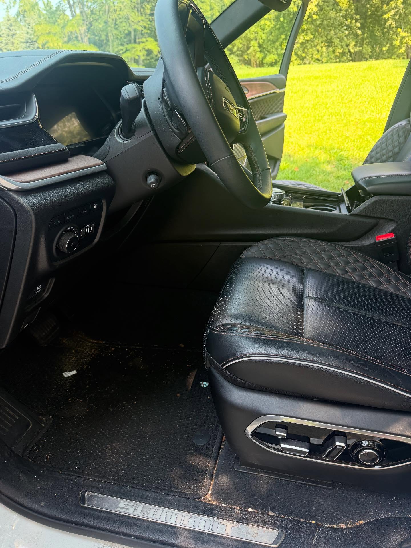Jeep Summit leather seat with diamond stitching
